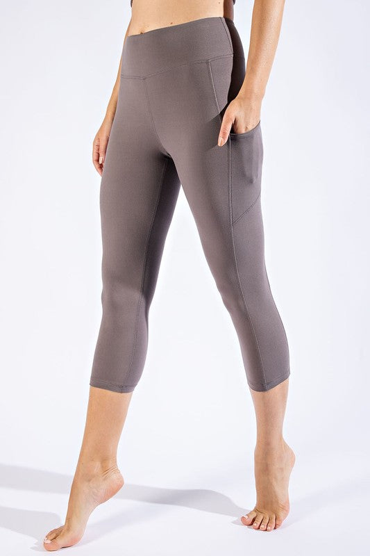 Capri Length Yoga Leggings With Pockets